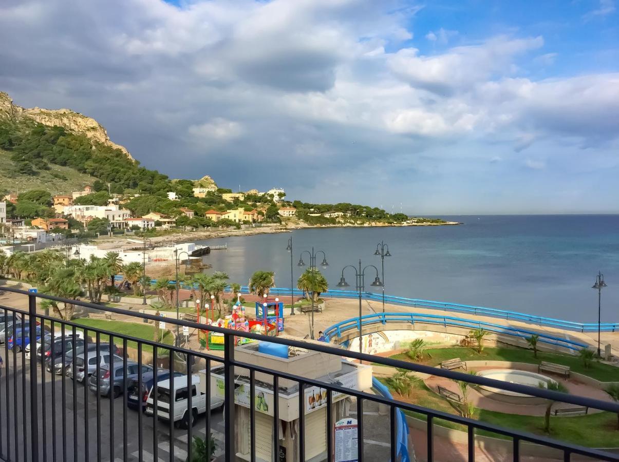 B&B Una Terrazza Sul Golfo Di Sferracavallo Bagian luar foto