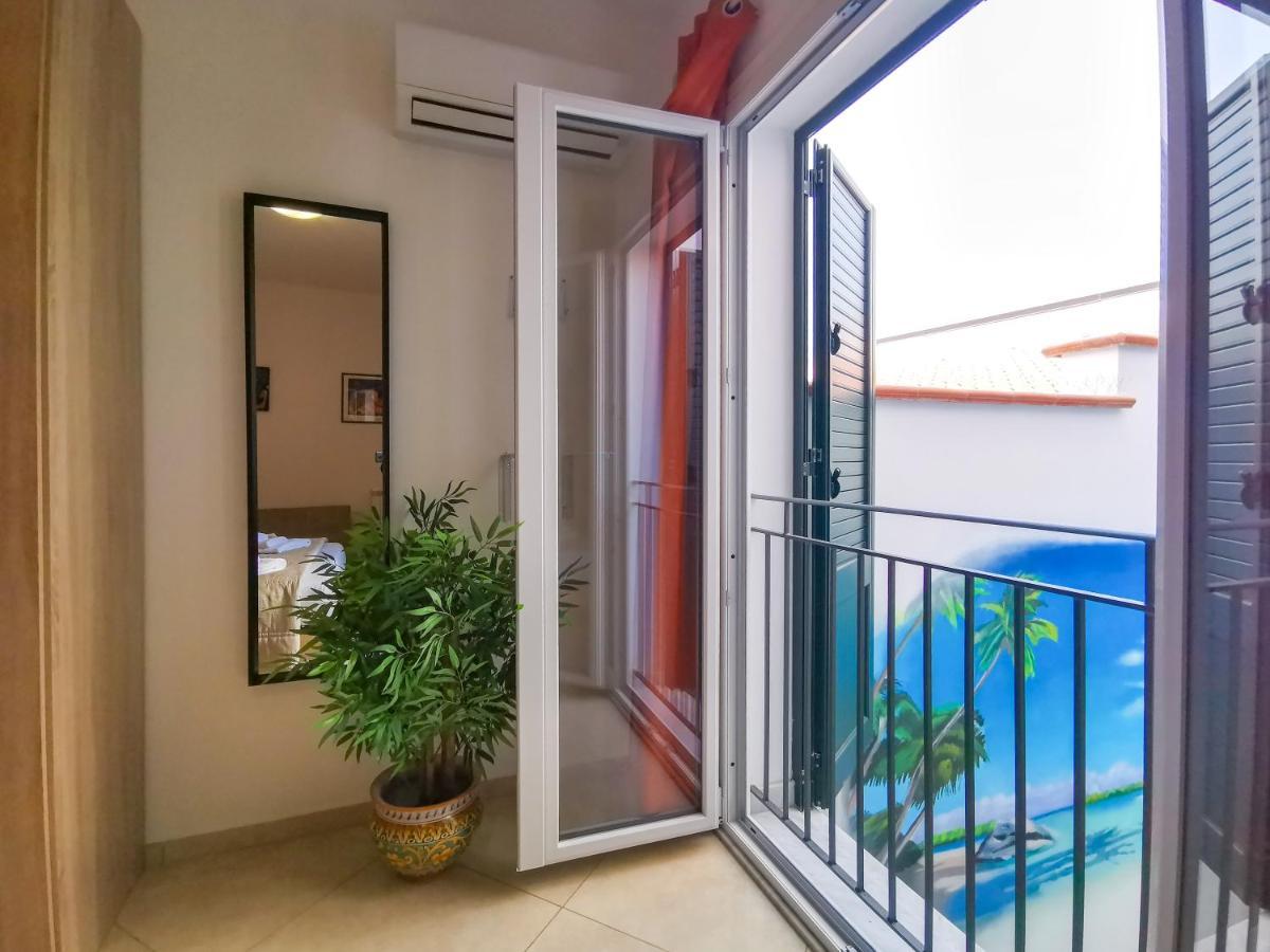 B&B Una Terrazza Sul Golfo Di Sferracavallo Ruang foto